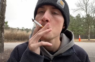 Лечение зависимости от табакокурения в Новоаннинском Мужчина с сигаретой делает затяжку