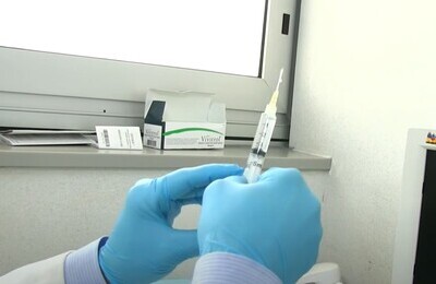 Проведение кодирования Вивитролом в Новоаннинском Шприц с Вивитролом в руках у врача